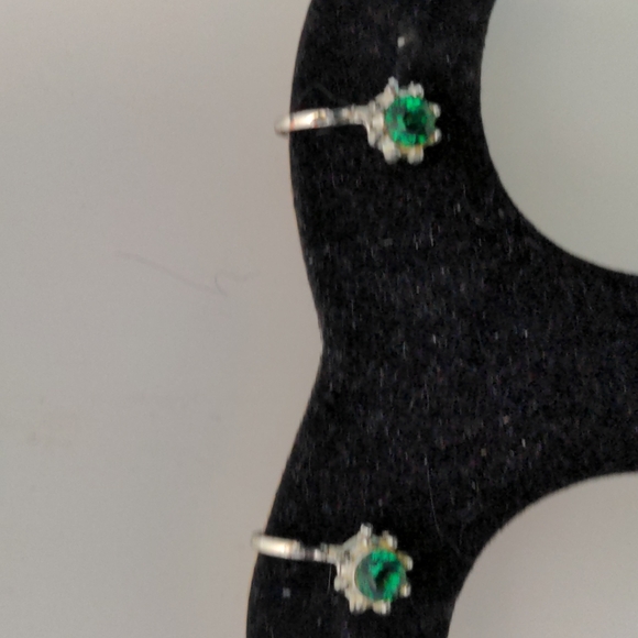 Vintage Screw on Earrings with green stone and crystals - Picture 4 of 8